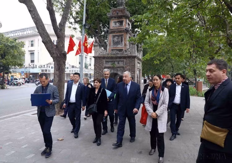 El presidente del Senado de Francia, Gérard Larcher, visita algunos lugares del casco antiguo en el distrito de Hoan Kiem, Hanoi en 2022. Foto: VNA