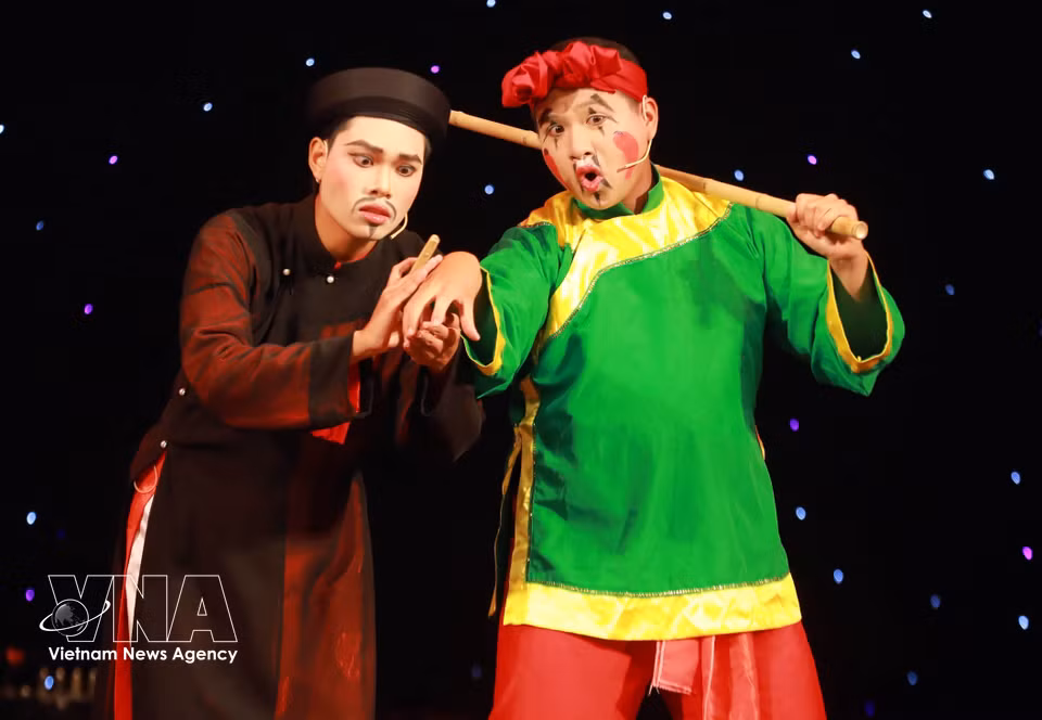 El programa artístico “Intercambio entre tierra y cielo”, con actuaciones que destacan la identidad cultural vietnamita, fue organizado el 5 de junio de 2026 por un grupo de estudiantes de la Academia de Teatro y Cine de Hanoi. Foto: VNA