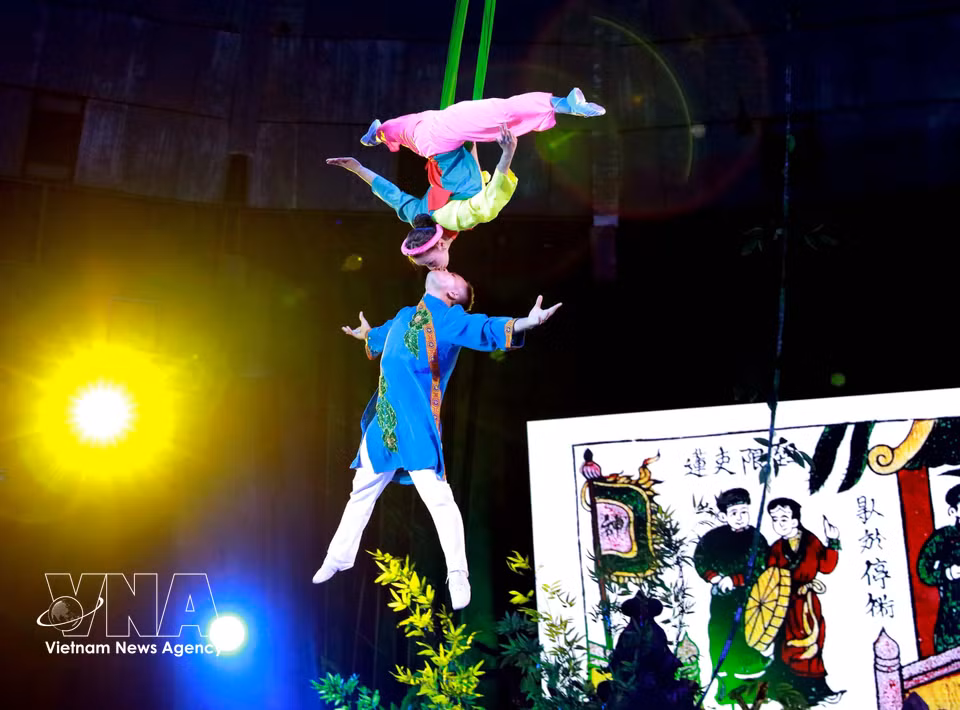 El programa cultural-artístico “Circo Pintura Dong Ho”, celebrado el 27 de diciembre de 2025 en el Circo Central de Hanoi, forma parte del proyecto creativo artístico “Despertar con el patrimonio”, realizado por estudiantes de la Academia Diplomática de Vietnam. Foto: VNA
