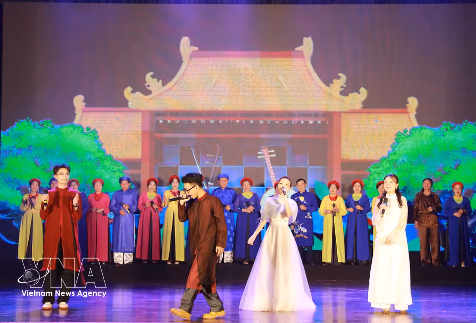 El programa artístico y de práctica del canto folclórico Vi Giam, celebrado el 10 de mayo de 2026 en Hanoi, fue organizado por un grupo de estudiantes de la carrera de Periodismo de la Universidad de Cultura de Hanoi. Foto: VNA