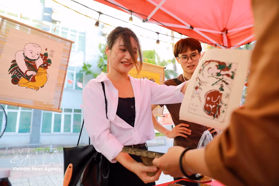 “Estación Kinh Bac” es un programa de experiencia cultural organizado por estudiantes de la Academia de Jóvenes de Vietnam en Hanoi el 7 de junio de 2020, con el objetivo de presentar el patrimonio cultural de la provincia de Bac Ninh. Foto: VNA