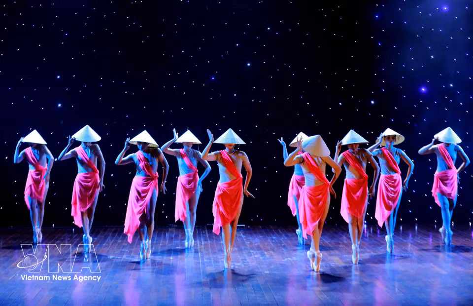 El programa artístico “Intercambio entre tierra y cielo”, con actuaciones que destacan la identidad cultural vietnamita, fue organizado el 5 de junio de 2026 por un grupo de estudiantes de la Academia de Teatro y Cine de Hanoi. Foto: VNA