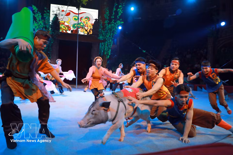 El programa cultural-artístico “Circo Pintura Dong Ho”, celebrado el 27 de diciembre de 2025 en el Circo Central de Hanoi, forma parte del proyecto creativo artístico “Despertar con el patrimonio”, realizado por estudiantes de la Academia Diplomática de Vietnam. Foto: VNA