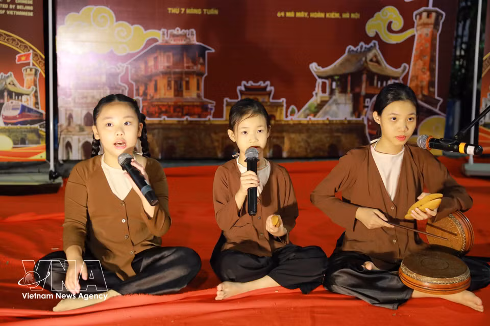 El programa “Viaje de la música tradicional”, celebrado el 25 de octubre de 2025 en Hanoi, fue realizado por un grupo de estudiantes de la carrera de Comunicación Multimedia de la Universidad FPT. Foto: VNA