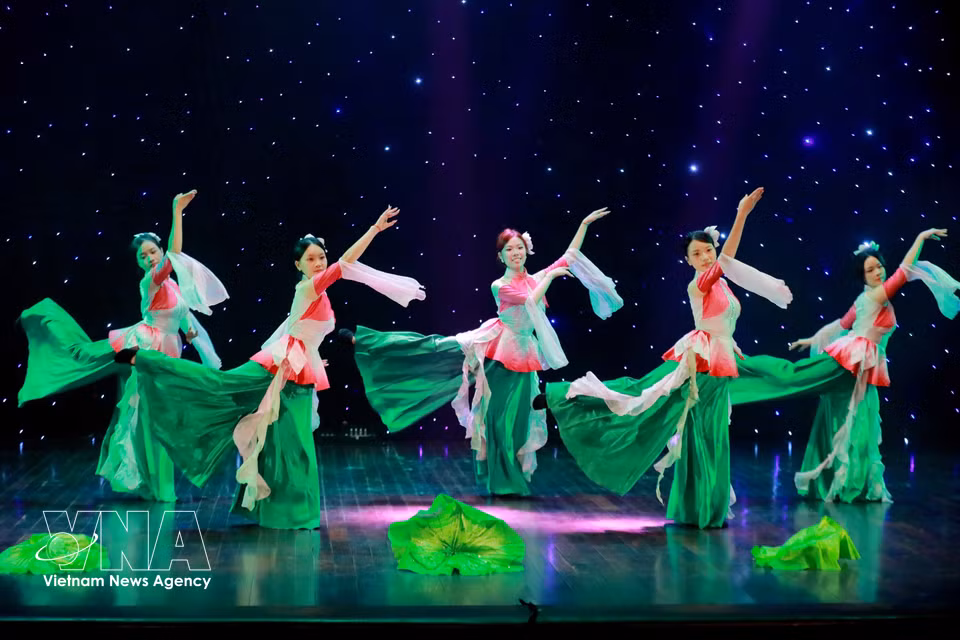 El programa artístico “Intercambio entre tierra y cielo”, con actuaciones que destacan la identidad cultural vietnamita, fue organizado el 5 de junio de 2026 por un grupo de estudiantes de la Academia de Teatro y Cine de Hanoi. Foto: VNA