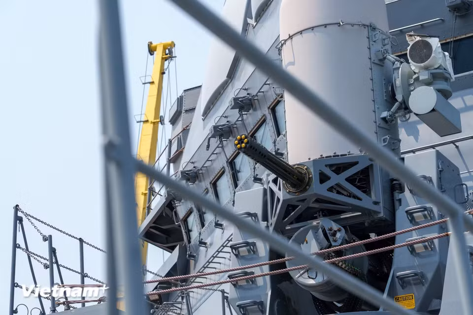 Detalle del sistema de defensa de corto alcance Phalanx (CIWS), equipado con un cañón rotatorio diseñado para proteger al buque frente a amenazas aéreas y marítimas. (Foto: Vietnam+)