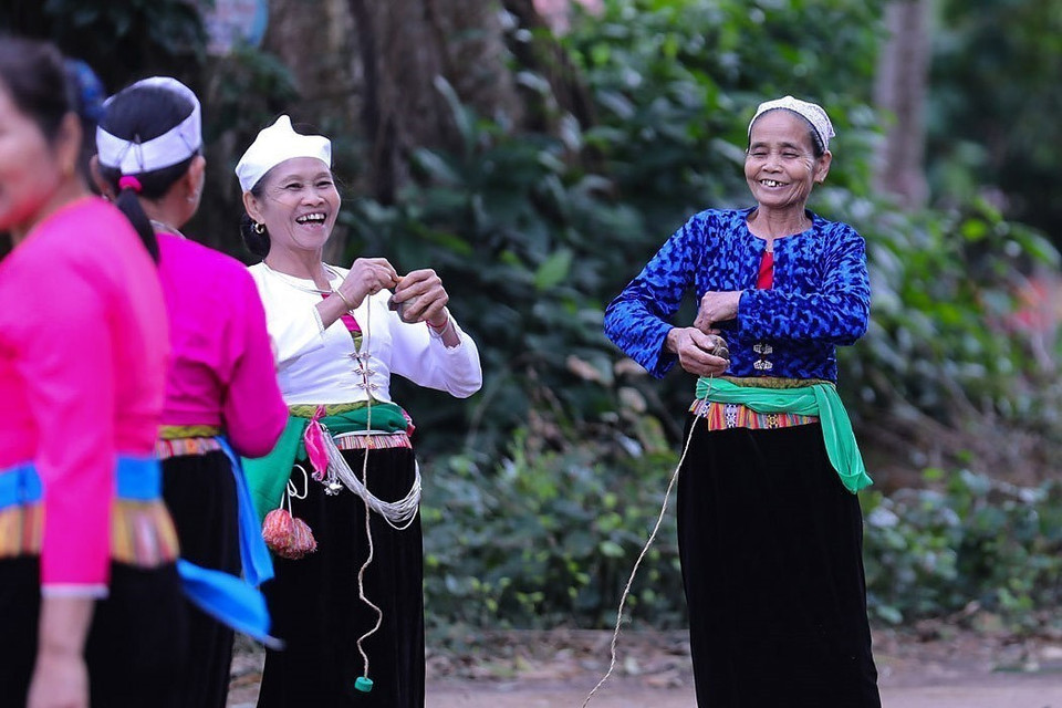 En los festivales tradicionales del pueblo Muong, el juego “Danh Cu”, junto con otros juegos populares, contribuye a crear un ambiente festivo, fortalecer la cohesión comunitaria y despertar la identidad cultural del grupo étnico. Foto: VNA.