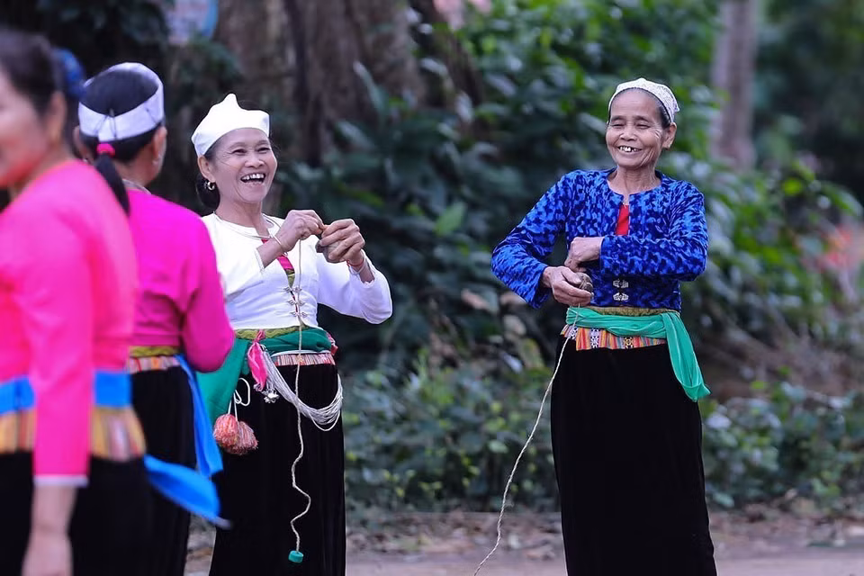 En los festivales tradicionales del pueblo Muong, el juego “Danh Cu”, junto con otros juegos populares, contribuye a crear un ambiente festivo, fortalecer la cohesión comunitaria y despertar la identidad cultural del grupo étnico. Foto: VNA.