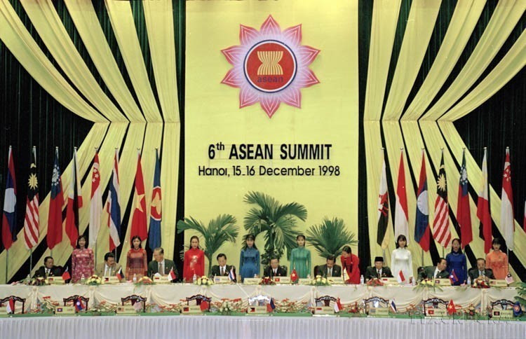 El primer ministro vietnamita Phan Van Khai y los jefes de delegación firmaron la Declaración de Hanoi en la VI Cumbre de la ASEAN, celebrada en Hanoi los días 15 y 16 de diciembre de 1998. Foto: VNA