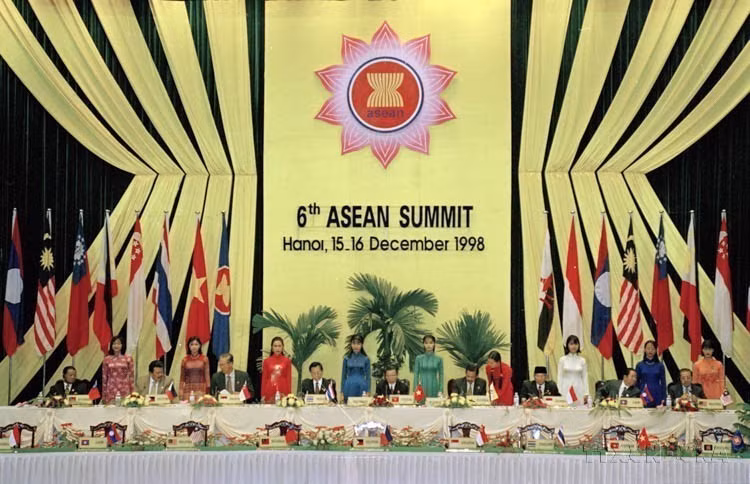 El primer ministro vietnamita Phan Van Khai y los jefes de delegación firmaron la Declaración de Hanoi en la VI Cumbre de la ASEAN, celebrada en Hanoi los días 15 y 16 de diciembre de 1998. Foto: VNA