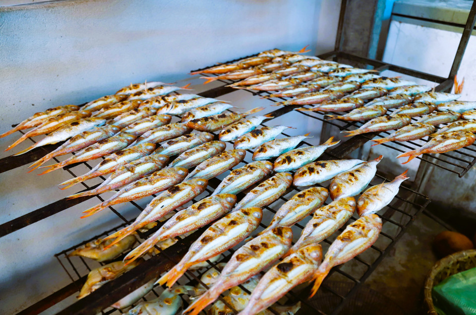 Para que el pescado asado al carbón vegetal alcance el estándar ideal no debe quemarse en exceso; el cuerpo del pescado no debe chamuscarse, resecarse ni endurecerse, y debe conservar su sabor dulce y delicioso. Foto: VNA