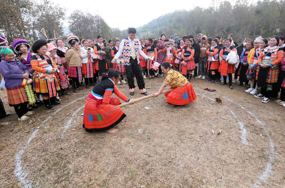 Las mujeres de la etnia Mong en la comuna de Hua Nhan, distrito de Bac Yen, compiten empujando palos durante el festival. Foto: Quang Quyet - VNA