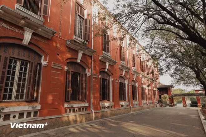 El rasgo distintivo del liceo radica en sus edificios, que conservan la arquitectura clásica francesa. Foto: VietnamPlus