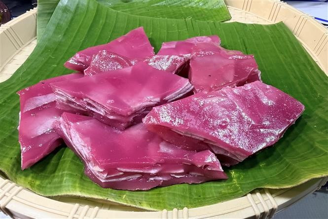 "Banh Da lon", pastel multicapas elaborado con harina de arroz, leche de coco y extracto de hoja "la cam" (magenta). Foto: VNA
