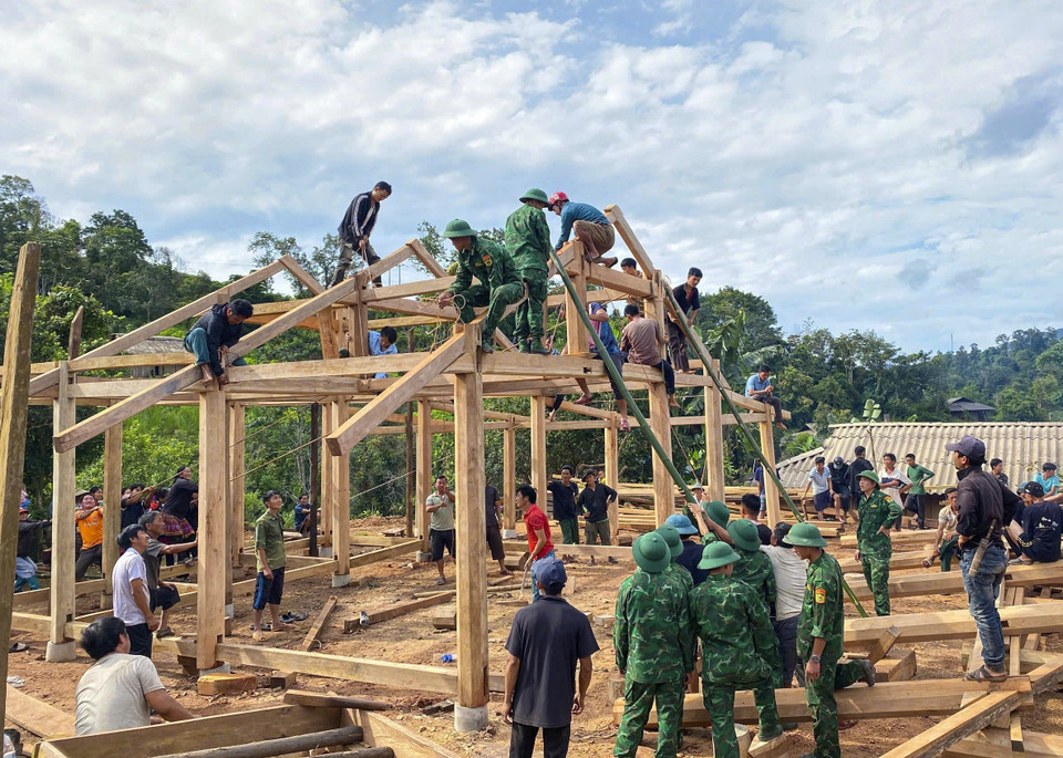 La Guardia Fronteriza de Na Bung apoya la construcción de viviendas para personas de bajos recursos. Foto: VNA