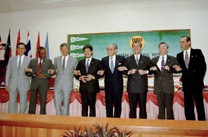 Ceremonia de admisión de Vietnam como séptimo miembro oficial de la Asociación de Naciones del Sudeste Asiático (ASEAN), 28 de julio de 1995, en Brunéi. Foto: VNA