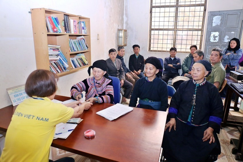 Pagos mensuales de pensión para personas mayores a través de la oficina de correos en la comuna de Nam Dich en la provincia de Tuyen Quang. Foto: VNA