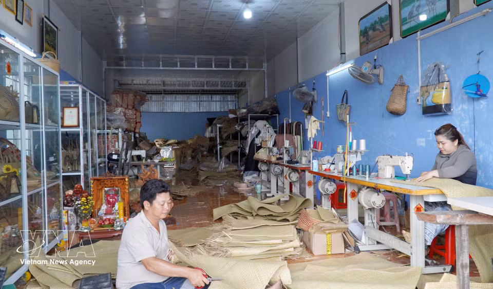 Artesanos de la zona fronteriza de Giang Thanh elaboran productos tradicionales a partir de junco. (Foto: VNA)