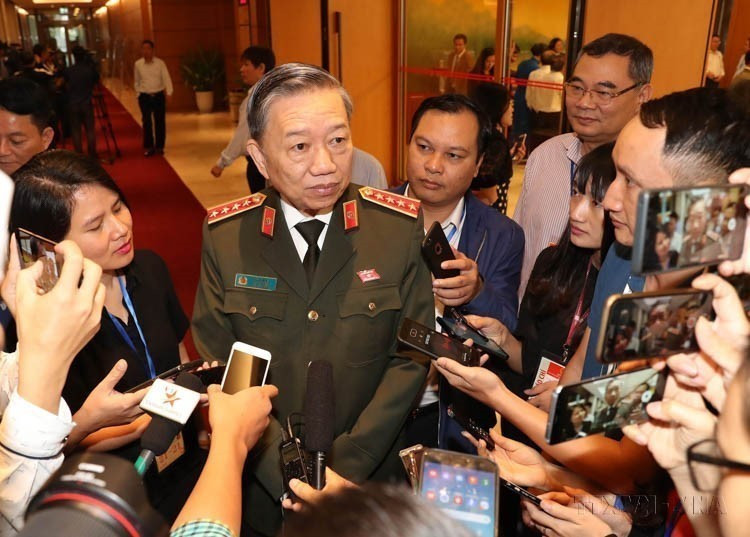 El ministro de Seguridad Pública, General To Lam, responde a los reporteros de agencias de noticias y periódicos durante un receso en el octavo período de sesiones de la XIV Legislatura de la Asamblea Nacional (2019). Foto: VNA