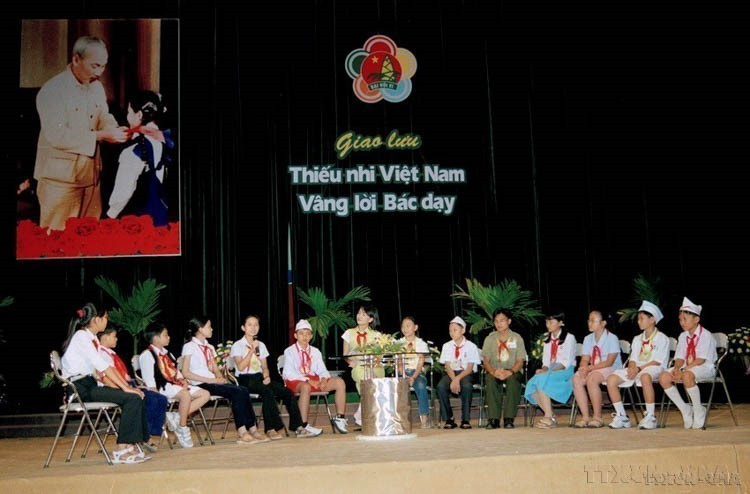 En el intercambio “Niños de Vietnam, siguiendo las enseñanzas del Tío Ho” en el sexto Congreso Nacional de Niños Buenos del Tío Ho (2005). Foto: VNA