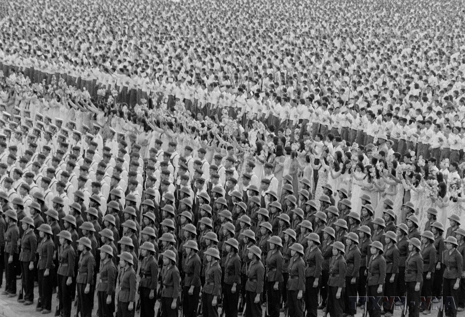El desfile para celebrar el 30.º aniversario de la fundación de la República Democrática de Vietnam contó con la asistencia de más de 400.000 personas y soldados, junto con más de 600 delegados internacionales. Foto: VNA