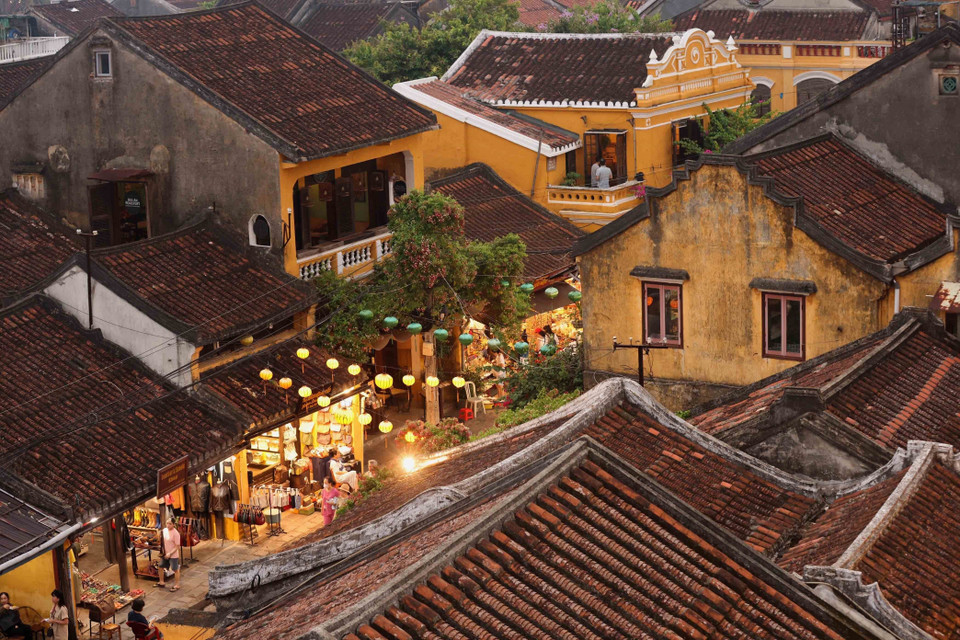 Cuando las calles se encienden, la luz de los faroles no solo despeja la oscuridad, sino que también despierta la nostalgia en el corazón del casco antiguo. Foto: VNA