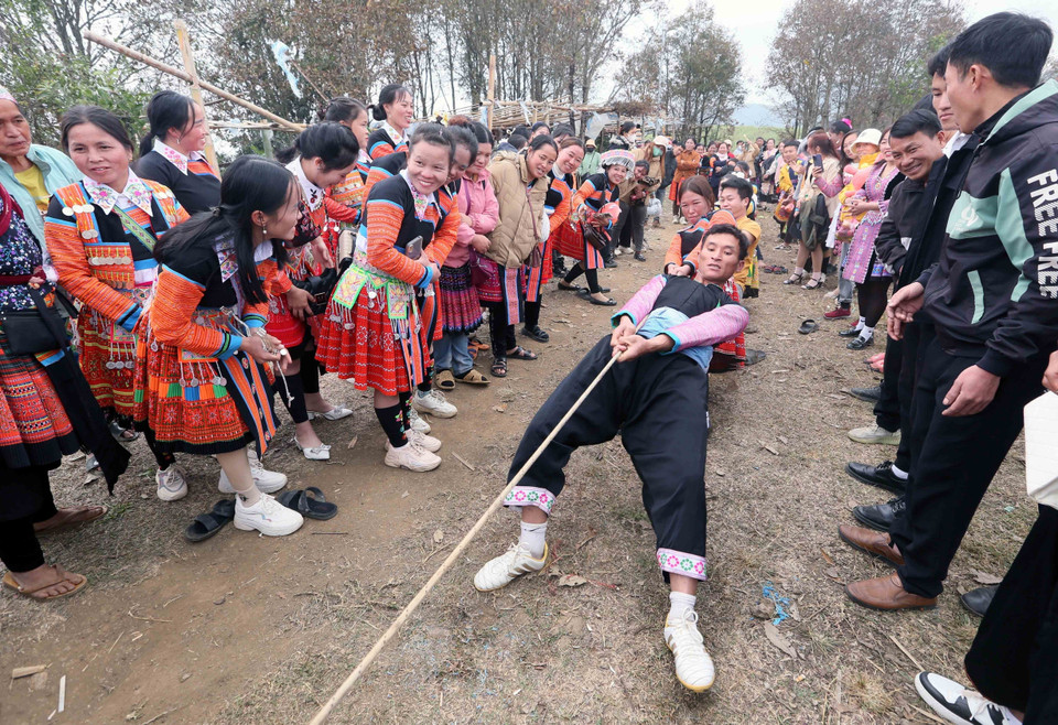 Competencia de tira y afloja en el tradicional día de Año Nuevo del grupo étnico Mong en la comuna de Hua Nhan, distrito de Bac Yen. Foto: VNA