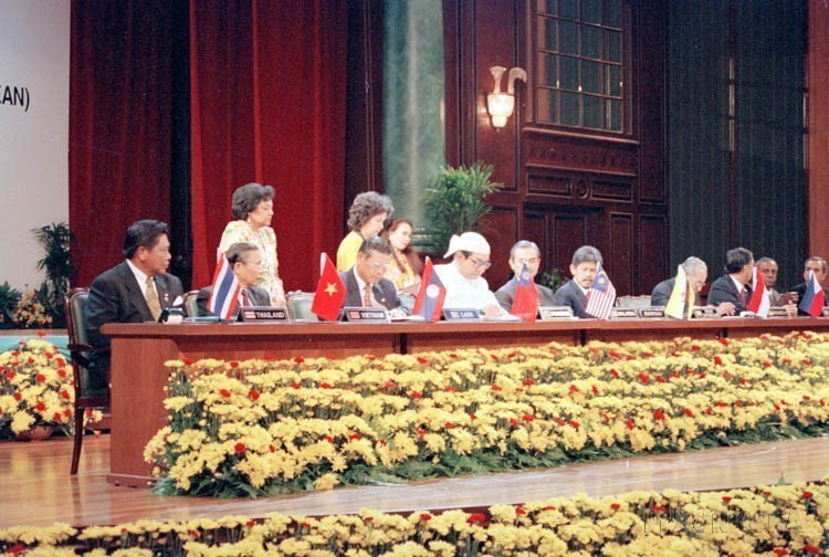 El Ministro de Relaciones Exteriores vietnamita, Nguyen Manh Cam, y los jefes de delegación firmaron documentos que reconocieron a Laos y Myanmar como miembros oficiales de la ASEAN en 1997 en Malasia. Foto: VNA
