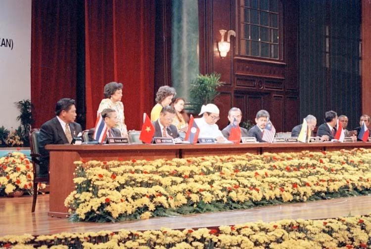 El Ministro de Relaciones Exteriores vietnamita, Nguyen Manh Cam, y los jefes de delegación firmaron documentos que reconocieron a Laos y Myanmar como miembros oficiales de la ASEAN en 1997 en Malasia. Foto: VNA