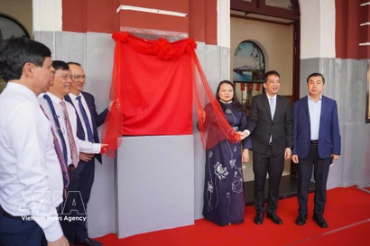 Delegados realizan la ceremonia para declarar la estación de tren de Hue como destino turístico. (Foto: VNA)