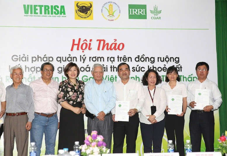 Otorgamiento de certificados de derechos para utilizar la marca de arroz verde vietnamita de bajas emisiones a empresas calificadas. (Foto: baochinhphu.vn)