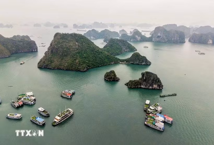 El hermoso paisaje natural de la Bahía de Ha Long atrae a muchos turistas (Foto: VNA)