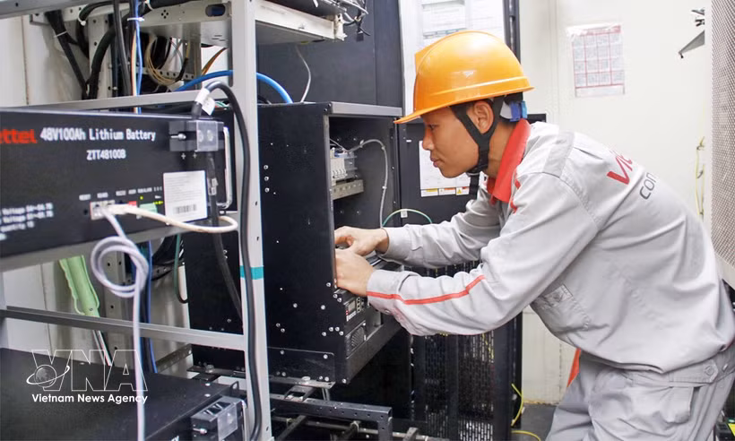 Técnicos de Viettel Bac Ninh revisan equipos en una estación 5G en la comuna de Tan Tien. (Foto: VNA)
