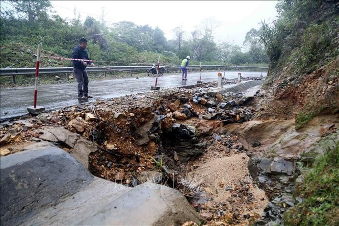 Deslizamiento de tierra en el punto de erosión de la pendiente negativa y daños en el arcén de la carretera en el Km159+150 de la ruta oeste de la autopista Ho Chi Minh, a su paso por la provincia de Quang Tri. (Foto: VNA)