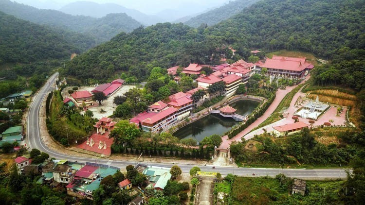El Monasterio Zen Truc Lam Yen Tu, situado en la montaña Yen Tu, dentro del complejo histórico y paisajístico homónimo (provincia de Quang Ninh), fue elegido por el emperador Tran Nhan Tong como lugar de retiro espiritual. Originalmente, fue un templo de gran envergadura, pero con el tiempo fue destruido, quedando solo algunos vestigios. En 2002, el monasterio fue reconstruido. (Foto: VNA)