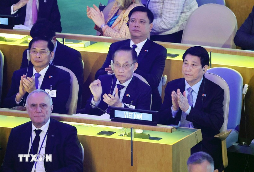 El presidente Luong Cuong y miembros de la delegación vietnamita asisten a la reunión de alto nivel por el 80.º aniversario de la fundación de las Naciones Unidas. (Foto: VNA)