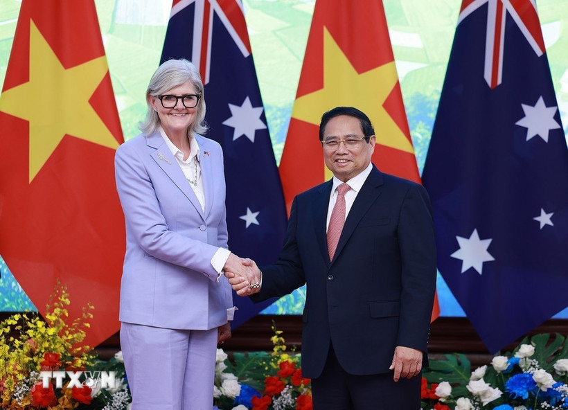 El primer ministro Pham Minh Chinh se reúne con el gobernador general de Australia, Sam Mostyn. (Foto: VNA)