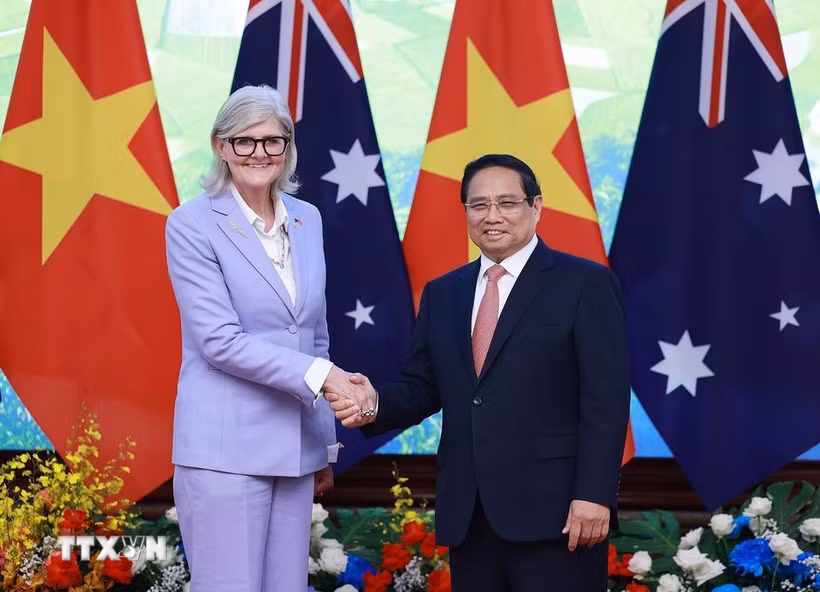 El primer ministro Pham Minh Chinh se reúne con el gobernador general de Australia, Sam Mostyn. (Foto: VNA)