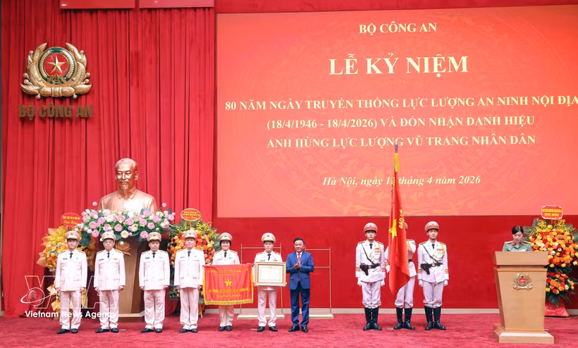 El miembro del Buró Político y miembro permanente del Secretariado del Comité Central del Partido Comunista de Vietnam, Tran Cam Tu, entrega el certificado del título de Héroe de las Fuerzas Armadas Populares a la Dirección de Seguridad Interior. (Foto: VNA)