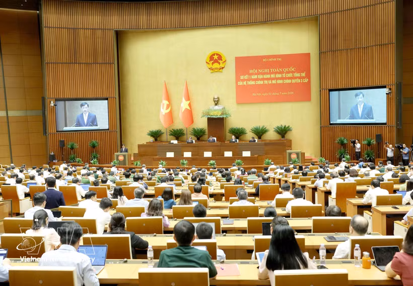 Durante la conferencia para evaluar el primer año de funcionamiento del modelo organizativo integral del sistema político y del modelo de administración de tres niveles. (Foto: VNA)