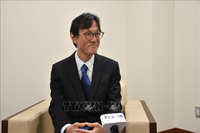 El profesor Shimizu Masaaki, de la Universidad de Osaka, concede una entrevista a la Agencia Vietnamita de Noticias (VNA) sobre el significado histórico y el papel de la Revolución de Agosto para Vietnam y el mundo. (Foto: VNA)