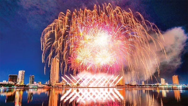 El Festival Internacional de Fuegos Artificiales de Da Nang DIFF 2026 con el lema “Da Nang – Horizontes unidos”. (Fuente: nhandan.vn)