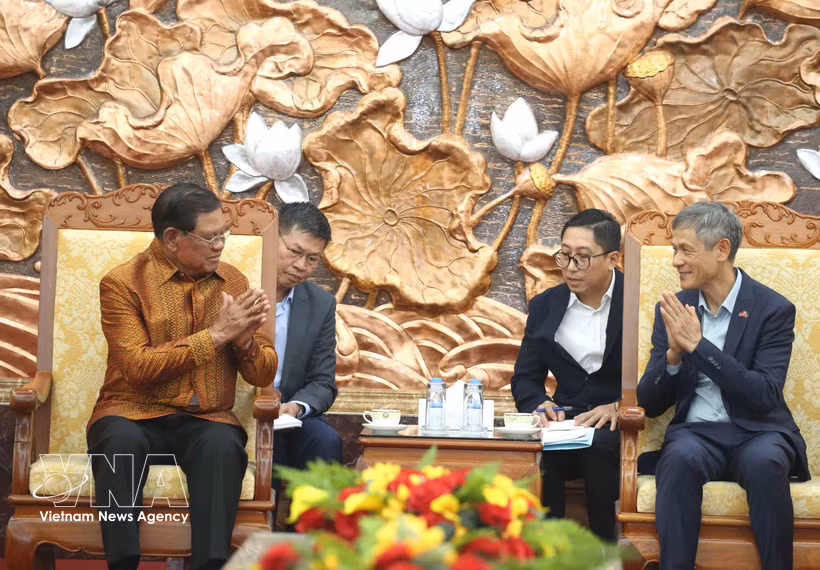 El embajador de Vietnam en Camboya, Nguyen Minh Vu (derecha), recibe al vicepresidente del CPP, Samdech Sar Kheng, en ocasión del Año Nuevo tradicional Choul Chnam Thmey 2026. (Foto: VNA)