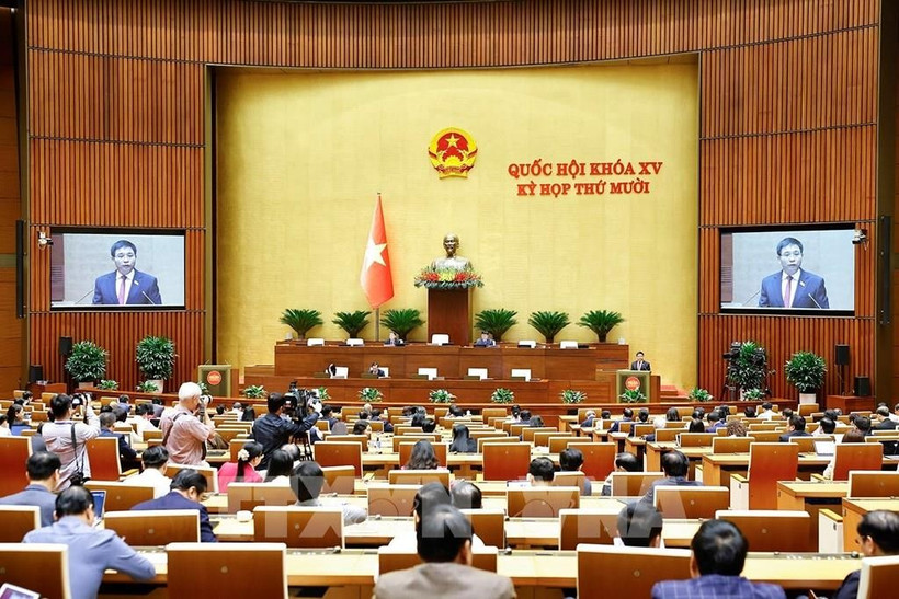 Escena de una reunión de la Asamblea Nacional de Vietnam durante su décimo período de sesiones de la XV Legislatura. (Foto: VNA)