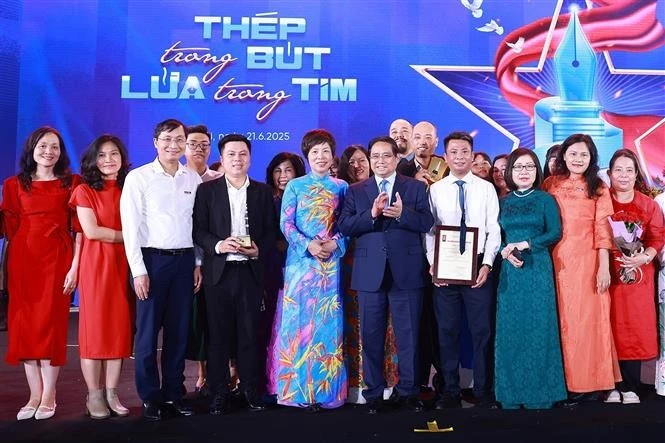El primer ministro Pham Minh Chinh junto a los dirigentes, periodistas, editores y autores galardonados en la XIX edición del Premio Nacional de Periodismo 2024 de la Agencia Vietnamita de Noticias. (Foto: VNA)