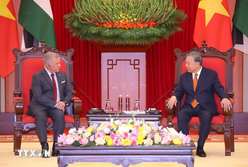 El secretario general del Partido Comunista de Vietnam, To Lam, (derecha) recibe al Rey Abdullah II bin Al Hussein de Jordania. (Foto: VNA)