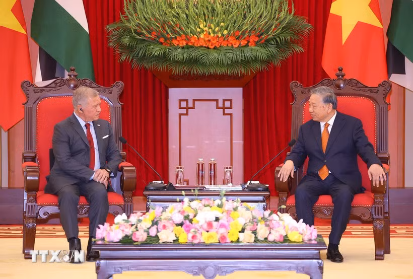 El secretario general del Partido Comunista de Vietnam, To Lam, (derecha) recibe al Rey Abdullah II bin Al Hussein de Jordania. (Foto: VNA)