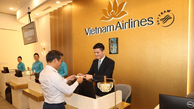 Los clientes disfrutan del servicio de facturación en la Terminal T3 del Aeropuerto Internacional de Tan Son Nhat. (Foto: nhandan.vn)