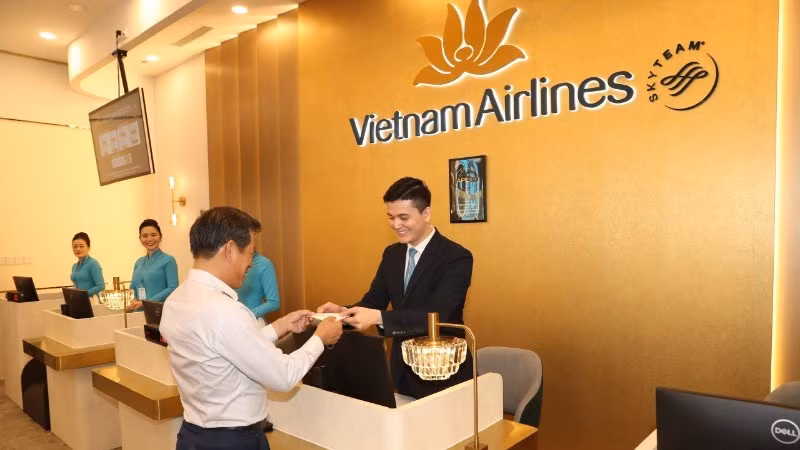 Los clientes disfrutan del servicio de facturación en la Terminal T3 del Aeropuerto Internacional de Tan Son Nhat. (Foto: nhandan.vn)
