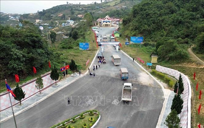 El convoy vietnamita sale por la puerta fronteriza internacional de Song Lap (Vietnam) hacia Pa Hang (Laos). Foto: VNA
